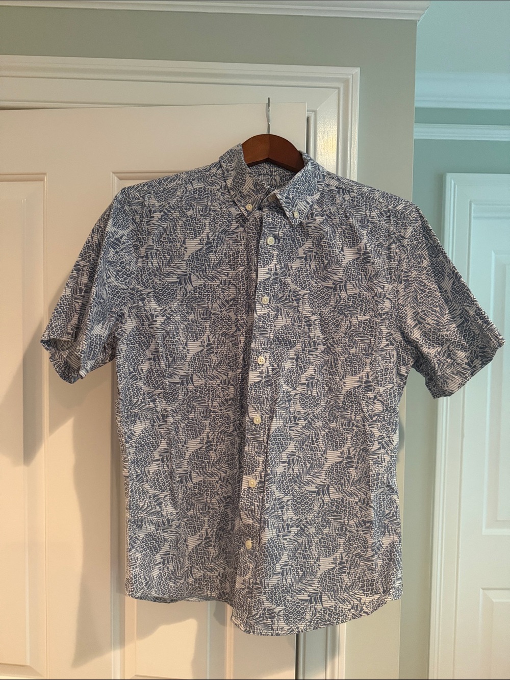 Men's Short-Sleeve Button-Down Shirt - Blue Leaf Print